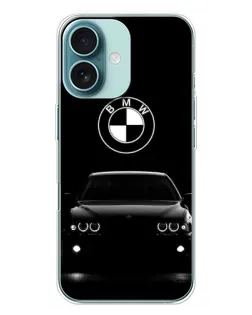 Чехол для iPhone 16 Plus с картинкой «BMW — взгляд из темноты»