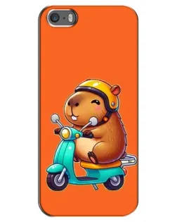 Чехол для iPhone 5 / 5s / SE с картинкой «Капибара на скутере»