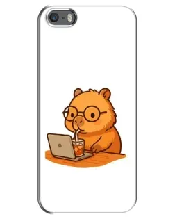 Чехол для iPhone 5 / 5s / SE с картинкой «Капибара с ноутбуком»