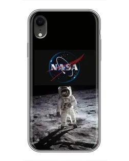 Чехол для iPhone Xr с картинкой «Астронавт на Луне»