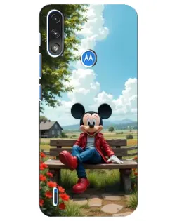 Чехол для Motorola E7 Power с картинкой «Микки на скамейке»