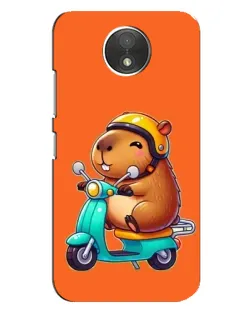 Чехол для Motorola Moto C (XT1750) с картинкой «Капибара на скутере»