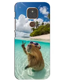 Чехол для Motorola MOTO E7 Plus с картинкой «Капибара на море»