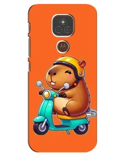 Чехол для Motorola MOTO E7 Plus с картинкой «Капибара на скутере»