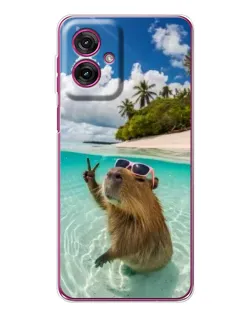 Чехол для Motorola Moto G55 с картинкой «Капибара на море»