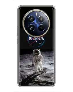 Чехол для Realme 12 Pro Plus с картинкой «Астронавт на Луне»