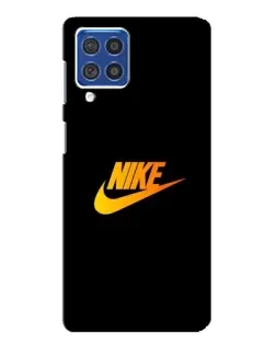 Чехол для Samsung Galaxy F62 с картинкой «Золотой логотип Nike»