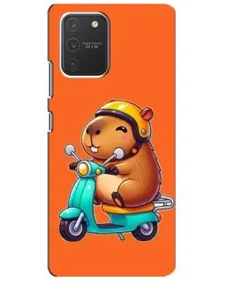 Чехол для Samsung Galaxy S10 Lite с картинкой «Капибара на скутере»